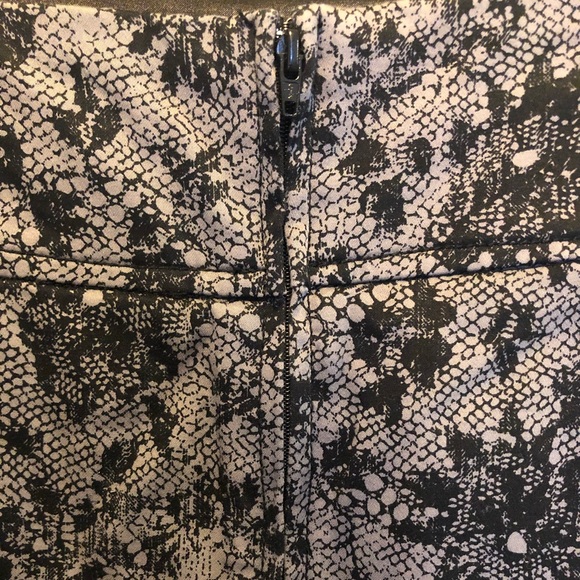 DYNAMITE | Floral Skirt - Picture 4 of 4